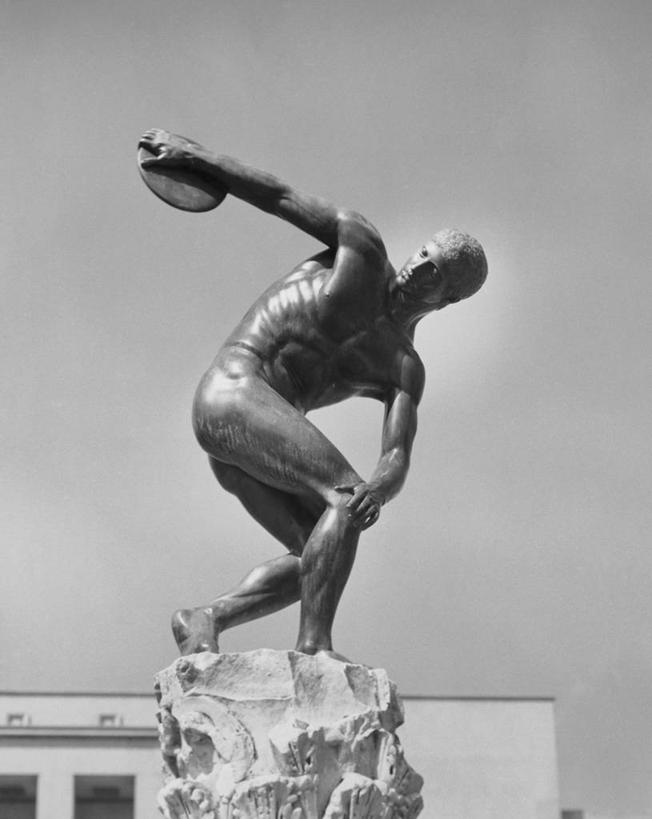 健壮,无人,竖图,黑白,室外,白天,仰视,建筑,雕塑,标志,雕像,符号,标识,天空,摄影,性别符号,铁饼,低角度拍摄,男性符号