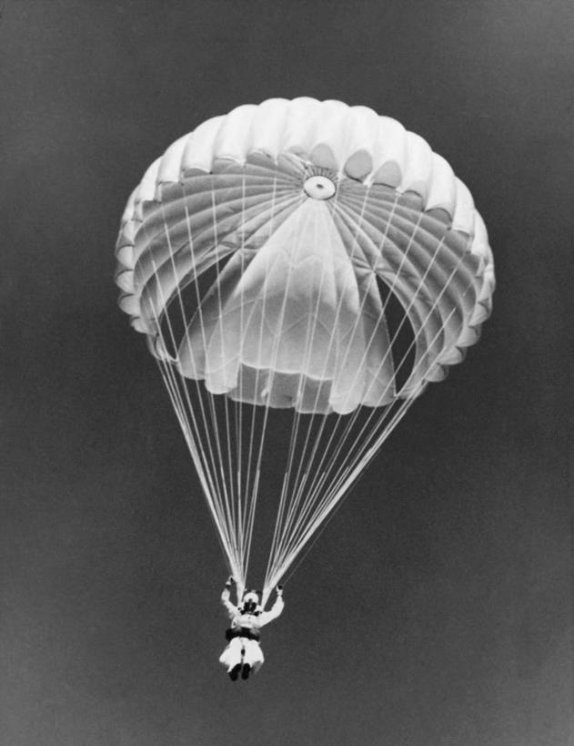 一个人,消防员,跳,竖图,黑白,室外,白天,仰视,风险,降落伞,朦胧,模糊,着陆,天空,摄影,登陆,载具,下降,降落,勇气,战役,英雄,森林火灾,航空工具,减速器,冒险,危险,救火员,低角度拍摄