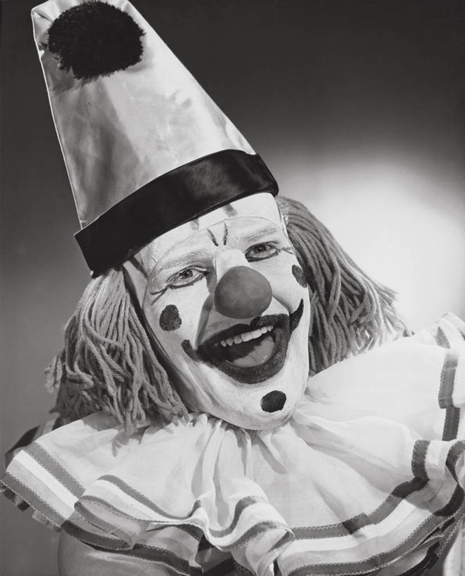 西方人,成年人,中年人,老年人,脸,头,脸颊,一个人,小丑,演员,马戏团,笑,竖图,室内,特写,幸福,帽子,欧洲,欧洲人,仅一个男性,表演,肩膀,杂技,摄影,聚光灯,小丑鼻,老年男性,中年男性,白种人,头部,脸部,脸蛋,面部,彩图,装扮,杂伎,性格