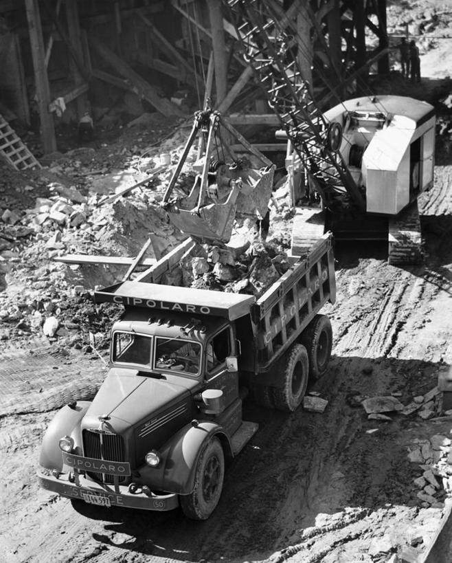 一个人,竖图,俯视,黑白,室外,白天,采矿业,技术,建筑,汽车,阴影,朦胧,模糊,设备,车,施工,建筑工地,交通工具,机械,工业,运输,摄影,挖掘,工程,载具,毁灭,装货,发展,堆土机,工作车,施工车,高角度拍摄,工业机械