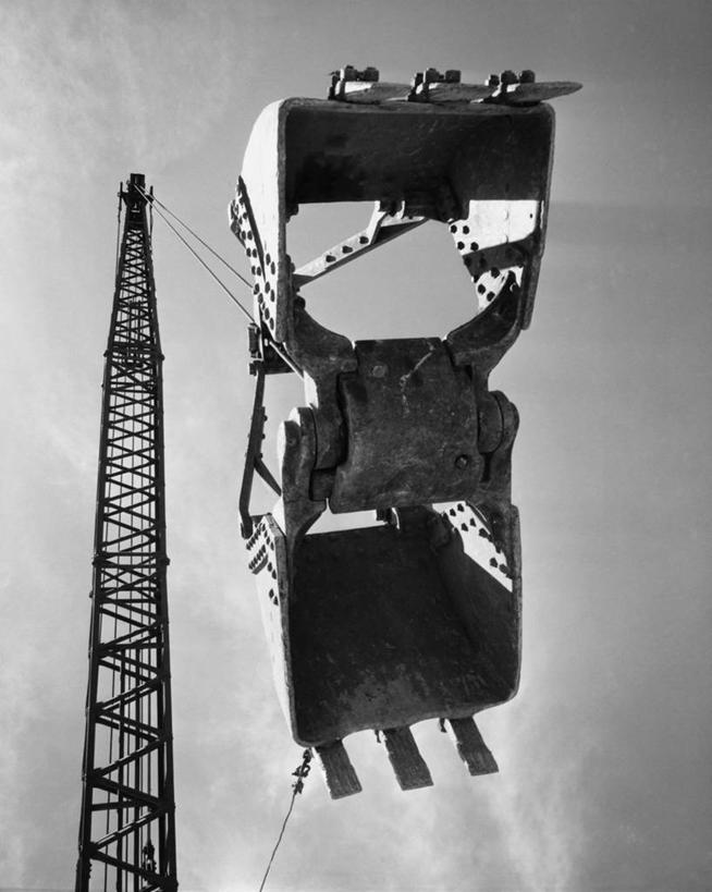 无人,竖图,黑白,室外,白天,仰视,建筑业,技术,建筑,金属,设备,施工,交通工具,机械,工业,摄影,工程,载具,发展,工作车,施工车,低角度拍摄,工业机械