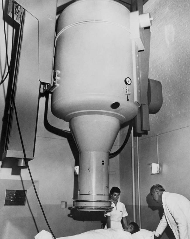 三个人,医生,病人,护士,医院,躺,竖图,黑白,x光片,室内,机器,技术,弯腰,阴影,检查,辐射,医学,放射,设备,摄影,保护,医疗,医疗设备,x射线,白衣天使,医疗器械,x光,医疗工具,生存,癌症,CAT扫描仪,技能,解决,检测工具,受害者,男性,女性,仰卧,计算机X射线轴向分层造影扫描仪,计算机轴向断层扫描,电磁波,电磁辐射,放射疗法