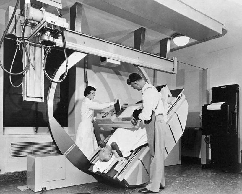 西方人,成年人,中年人,老年人,三个人,人群,病人,躺,横图,黑白,x光片,室内,机器,技术,地板,欧洲,欧洲人,辐射,科学,医学,围裙,注视,设备,观察,看,摄影,观看,察看,医疗,医疗设备,科学技术,x射线,关注,医疗器械,x光,医疗工具,CAT扫描仪,技能,检测工具,老年女性,男人,女人,中年男性,中年女性,白种人,计算机X射线轴向分层造影扫描仪,计算机轴向断层扫描,电磁波,电磁辐射