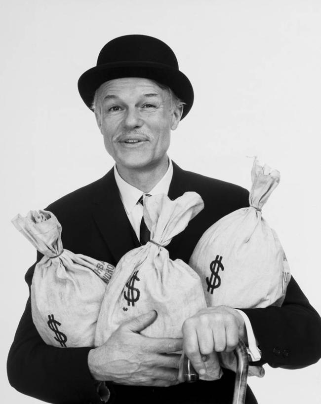 西方人,成年人,中年人,老年人,一个人,商务人士,商务男性,微笑,竖图,黑白,室内,特写,衬衫,商务,贪欲,幸福,赚钱,成功,欧洲,欧洲人,仅一个男性,仅一个人,仅一个中年男性,套装,包,标志,领带,做,储蓄,财富,金融,摄影,手杖,钱袋,企业,公司,运送,肖像,商务装,工薪阶层,美元符号,老年男性,男人,男性,中年男性,白种人,小胡子,白领,上班族,半身,衬衣