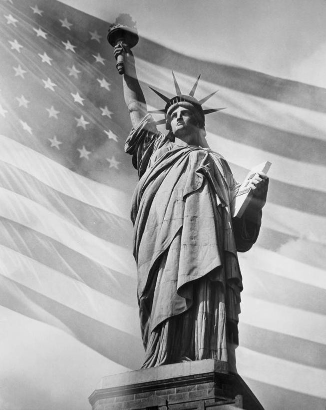 无人,竖图,黑白,室外,白天,仰视,自由,骄傲,建筑,旗帜,雕塑,自由女神像,纽约,美国,雕像,古典,火把,火炬,历史,数码合成,天空,美国国旗,摄影,北美,美国文化,爱国主义,纽约州,低角度拍摄,过去