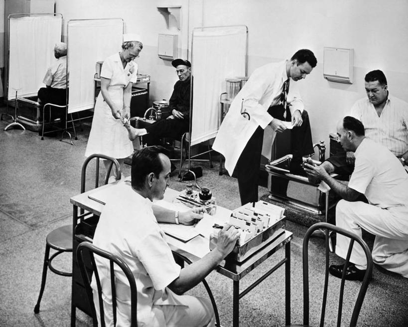 西方人,成年人,中年人,老年人,人群,医生,病人,护士,医院,坐,横图,黑白,室内,制服,团队,桌子,帽子,椅子,欧洲,欧洲人,检查,工作,实验室,休闲装,外套,职业,服务,摄影,白衣天使,实验服,技能,老年男性,老年女性,男人,女人,白种人,门诊部