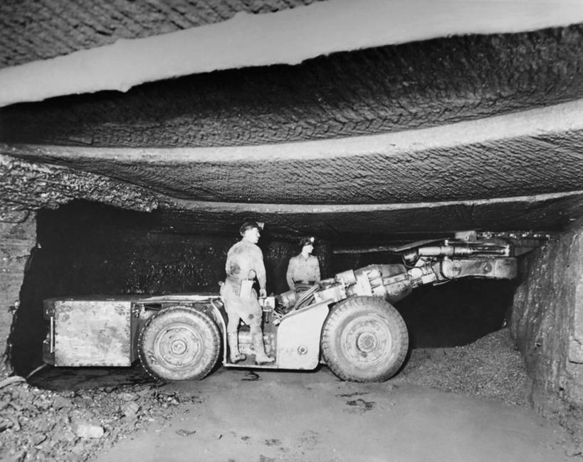 两个人,横图,黑白,室内,采矿业,汽车,帽子,朦胧,模糊,车,工人,交通工具,职业,工业,摄影,矿坑,载具,煤,手电筒,矿工,员工,矿山工人,匠人,劳动者,体力工,苦差事