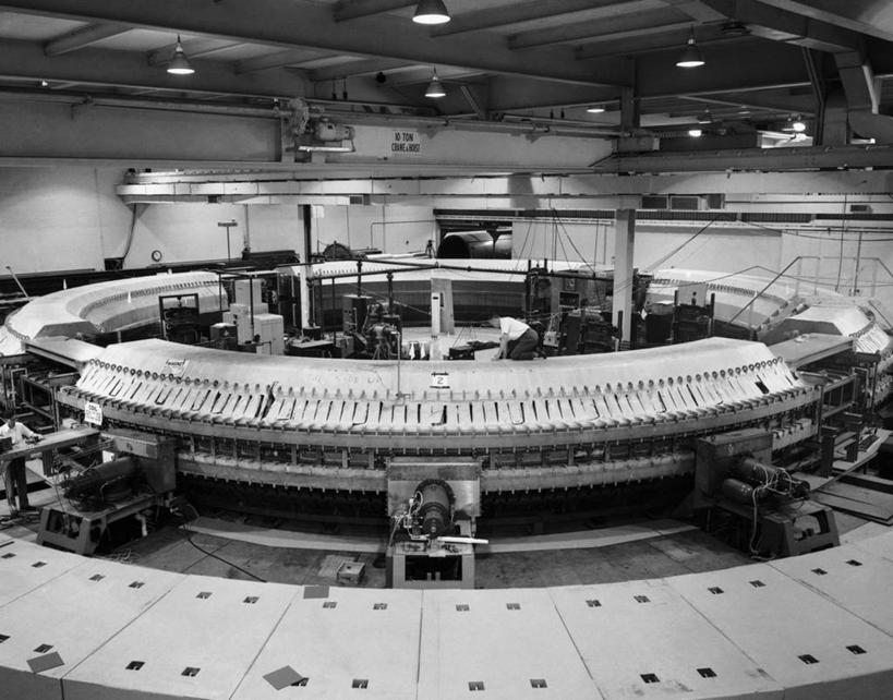 成年人,两个人,科学家,横图,黑白,室内,科技,美国,朦胧,模糊,研究,柱子,实验室,职业,工业,摄影,电灯,能源,核能,专心,北美,纽约州,机件