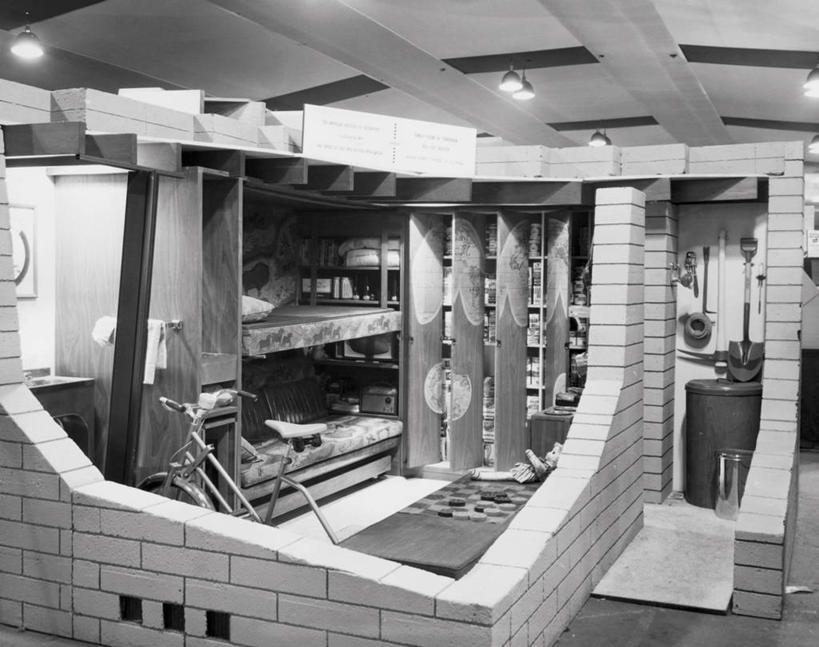 无人,横图,室内,汽车,吊挂,悬挂,环保,科学,铲子,砖,墙,光,陆地,垃圾,垃圾桶,挂,放射,砖墙,架子,车,模型,容器,交通工具,运输,摄影,电灯,能源,储藏,电,保护,垃圾箱,污染,照亮,回收,资源,照明设备,储存,载具,利用,低碳,循环,鹤嘴斧,持续,想法,彩图,贮存,斧