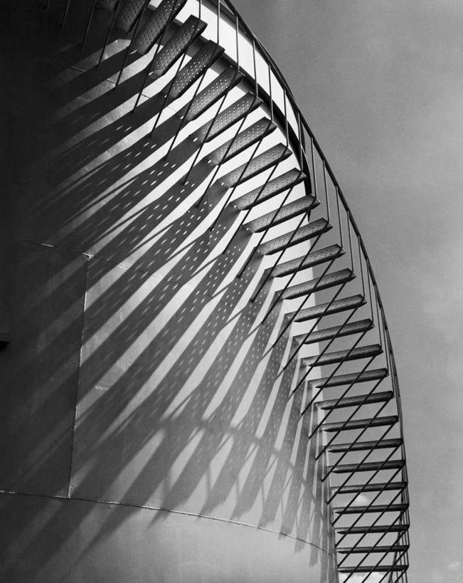 无人,工厂,竖图,黑白,室外,白天,仰视,阴影,条纹,金属,油轮,台阶,天空,储油罐,炼油厂,工业,摄影,能源,石油工业,式样,低角度拍摄,制造厂,生产工厂