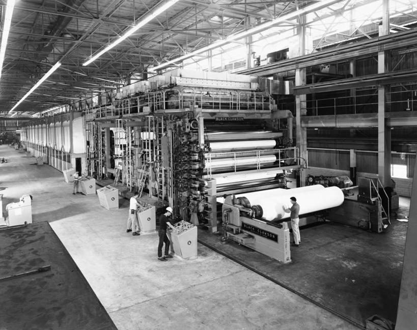 成年人,四个人,人群,工厂,横图,黑白,室内,美国,朦胧,模糊,纸,工人,职业,工业,摄影,制造,北美,合伙,奥古斯塔,造纸厂,机件,员工,匠人,劳动者,体力工,官位,官职,职位