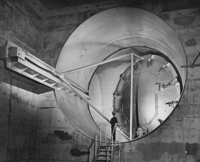 一个人,工程师,横图,黑白,室内,技术,科技,楼梯,美国,朦胧,模糊,研究,实验室,背面,职业,工业,摄影,北美,俄亥俄州,克里夫兰