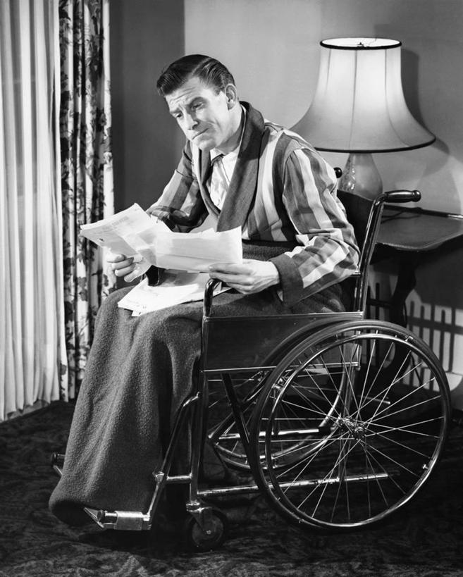 西方人,成年人,中年人,老年人,一个人,坐,竖图,黑白,室内,窗帘,桌子,欧洲,欧洲人,仅一个男性,仅一个人,仅一个中年男性,睡衣,服装,毯子,注视,灯,衣服,灯罩,轮椅,观察,看,读书,摄影,服饰,观看,察看,衣着,穿着,关注,文档,家居服,残疾,寝衣,衣饰,失业,老年男性,男人,男性,中年男性,白种人