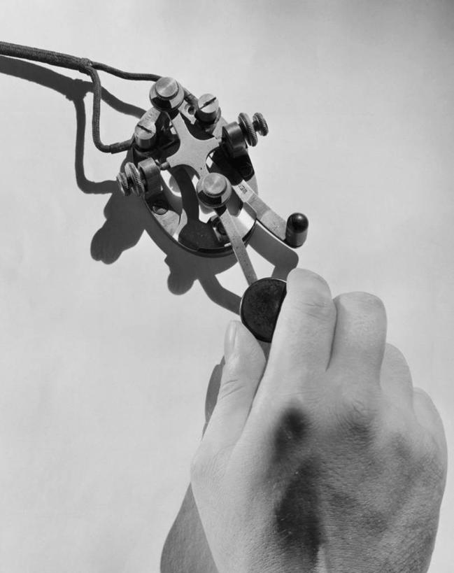 手,一个人,推,竖图,黑白,室内,特写,通讯,技术,金属,钥匙,古典,一个,人体,摄影,单个,古董,部分,机件,电报机,过去