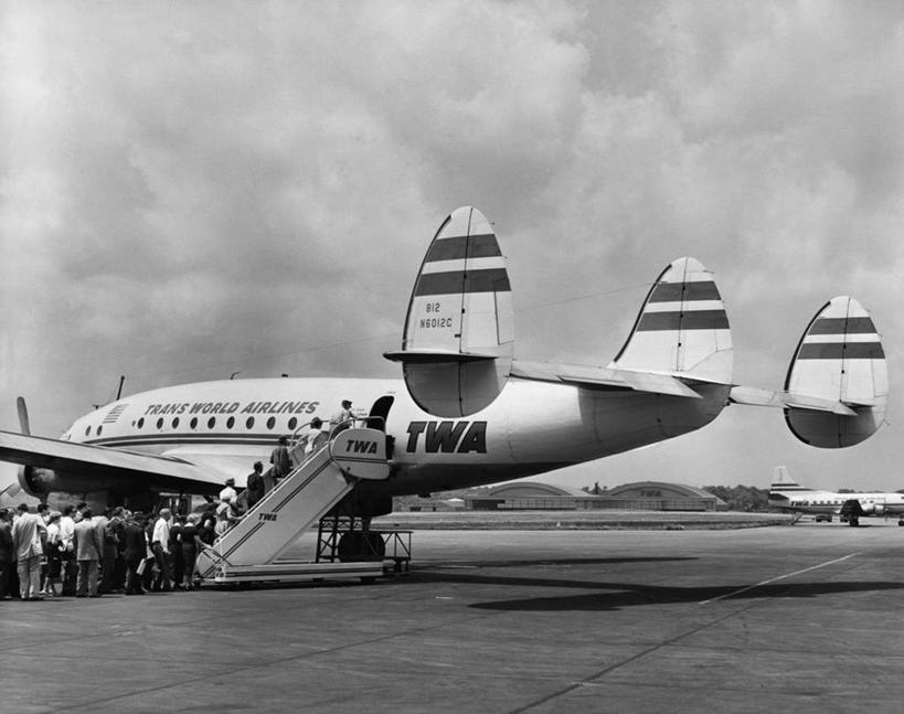 人群,机场,横图,黑白,室外,白天,风,城市,飞机,美国,乘客,阴影,文字,航空公司,交通,许多人,北,航空,天空,交通工具,一群人,运输,摄影,巨大,庞大,英文字母,停止,飞行器,北美,客机,北美洲,公司,载具,美洲,上车,暂停,停滞,宾夕法尼亚,宾夕法尼亚州,宾州,拱顶石州,拱心石之州,宾氏林地,北亚美利加洲,亚美利加洲,匹兹堡,匹兹堡市,宏大,硕大,伟大,信函,大写字母,旅行,美利坚合众国,环球航空公司,商务机