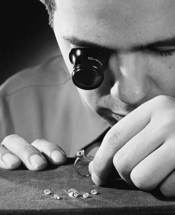 西方人,成年人,中年人,老年人,脸,头,脸颊,肩,关节,一个人,竖图,黑白,室内,特写,商务,仪器,欧洲,欧洲人,仅一个男性,检查,反射,分析,科学,放大镜,注视,休闲装,钻石,肩膀,戒指,观察,看,职业,清晰,探索,人体,摄影,放大,观看,仔细,透镜,察看,珠宝商,凸透镜,聚焦,关注,光学,清楚,技能,老年男性,男人,中年男性,白种人,头部,脸部,脸蛋,面部