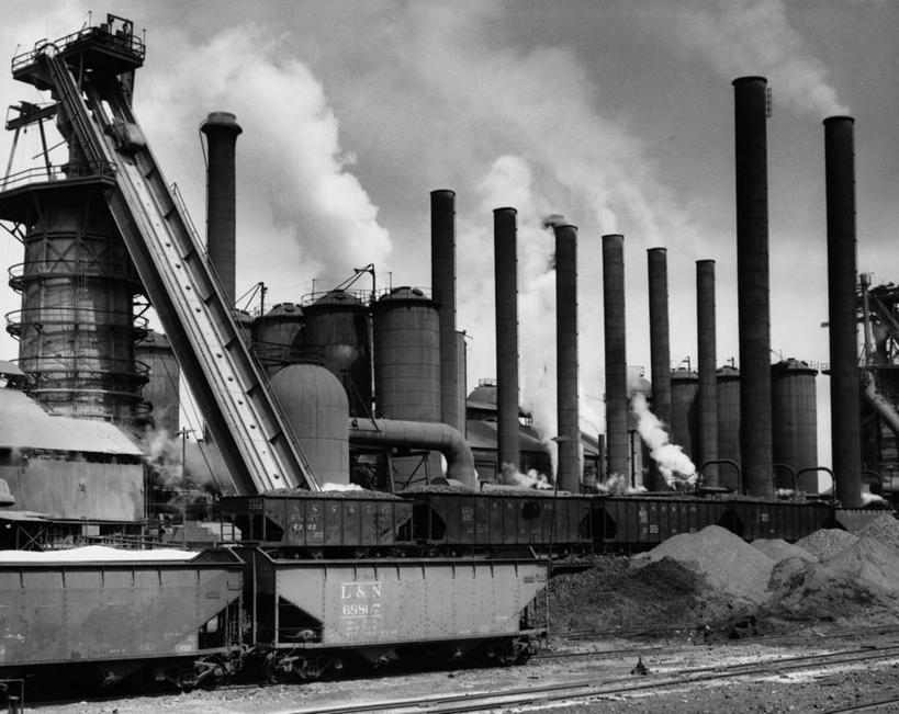 无人,工厂,横图,黑白,室外,白天,烟囱,路,铁路,环保,钢铁,轨道,交通,铁轨,天空,烟,工业,运输,摄影,能源,污染,回收,资源,显现,利用,低碳,循环,持续,空气污染,蒸汽机车,钢厂,货运火车