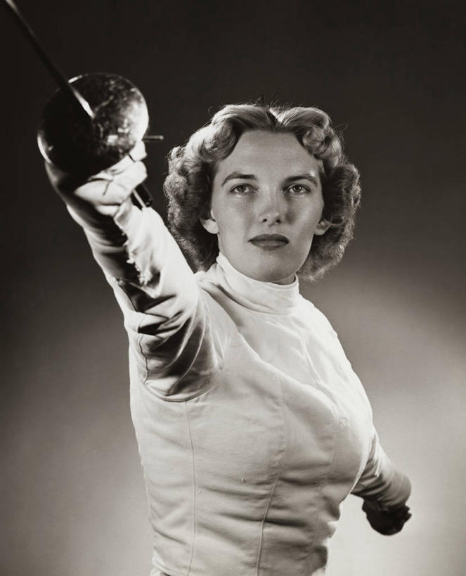 西方人,成年人,一个人,竖图,黑白,室内,运动服,骄傲,运动,信心,欧洲,欧洲人,仅一个年轻女性,仅一个女性,仅一个人,设备,物品,平衡,摄影,剑,体育器械,铝箔,队服,年轻女性,女人,女性,白种人,年轻人,半身,彩图