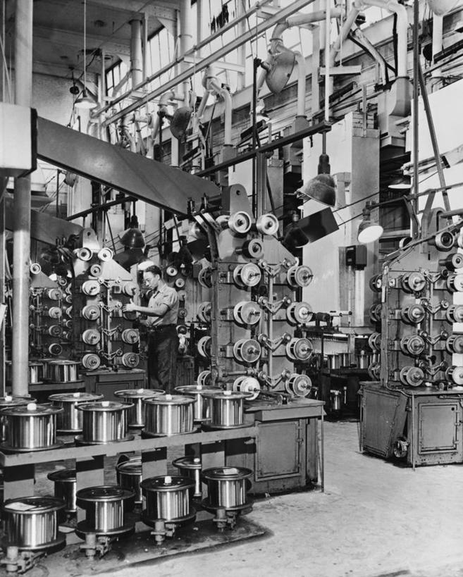 一个人,工厂,竖图,黑白,室内,朦胧,模糊,金属,磁铁,工人,职业,工业,摄影,机件,员工,技术员,匠人,劳动者,体力工