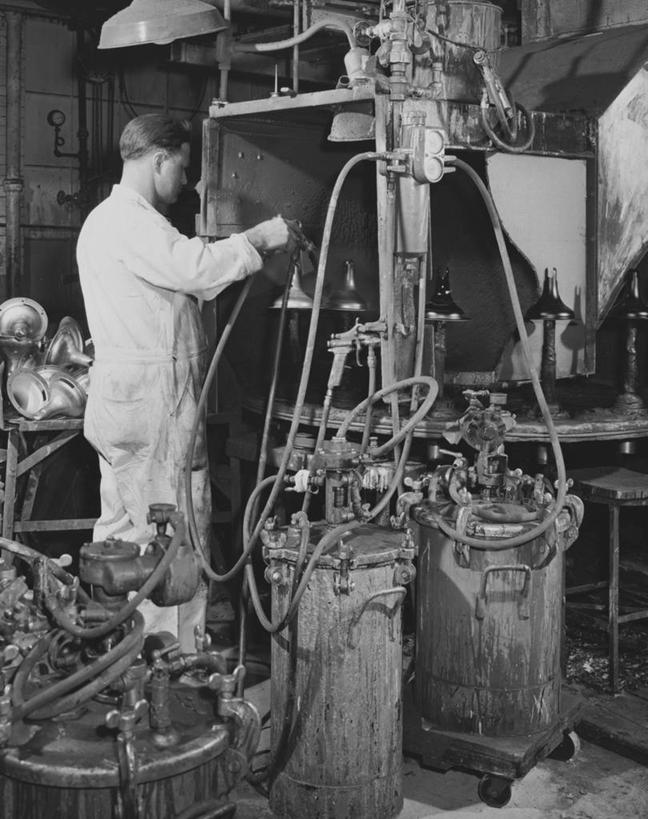 西方人,成年人,一个人,建筑工人,工厂,竖图,黑白,室内,工作服,制服,安全,欧洲,欧洲人,仅一个男性,仅一个人,喷,飞溅,工作,防护,注视,设备,物品,工人,仅一个年轻男性,观察,看,职业,工业,摄影,观看,喷漆,保护,部分,察看,专心,关注,圆柱体,努力,作画,保险,防护服,保全,周全,安稳,安定,工作制服,机件,平安,男人,男性,年轻男性,白种人,年轻人,员工,工作套服,匠人,劳动者,体力工,工业机械