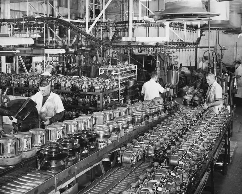 成年人,四个人,人群,工厂,横图,黑白,室内,生产线,金属,工人,工业,摄影,制造,专心,合伙,技能,机件,员工,匠人,劳动者,体力工,官位,官职,职位,工业机械