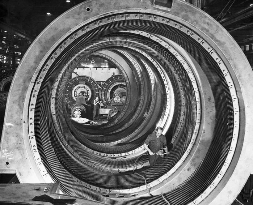 成年人,两个人,工厂,横图,黑白,室内,检查,朦胧,模糊,金属,圆形,螺旋桨,工人,职业,转,工业,摄影,巨大,庞大,反差,比例,宏大,硕大,伟大,电动机,员工,半身,匠人,劳动者,体力工,工业机械