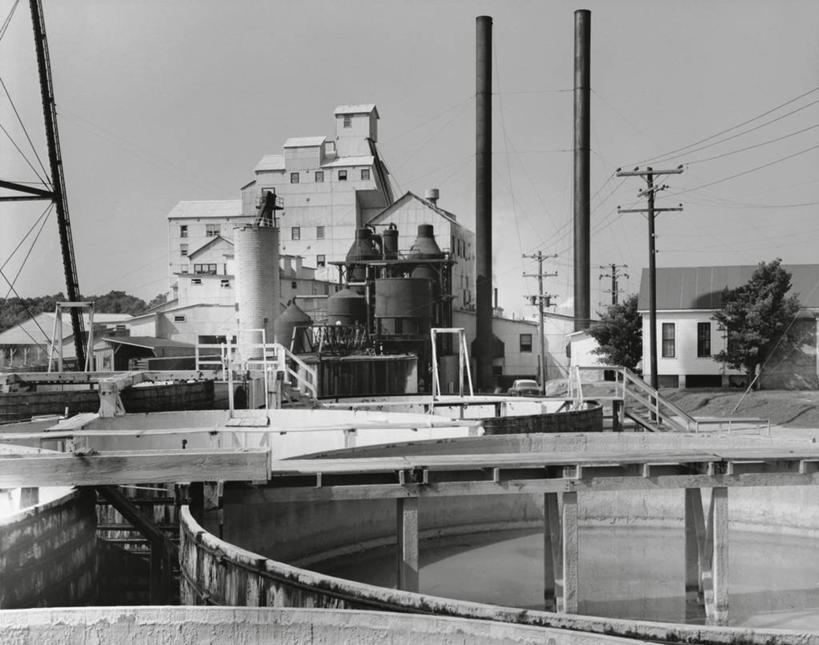 无人,工厂,横图,室外,白天,烟囱,建筑,电线杆,塔,树,天空,电话线,储油罐,工业,摄影,建造,环境,电话机,彩图