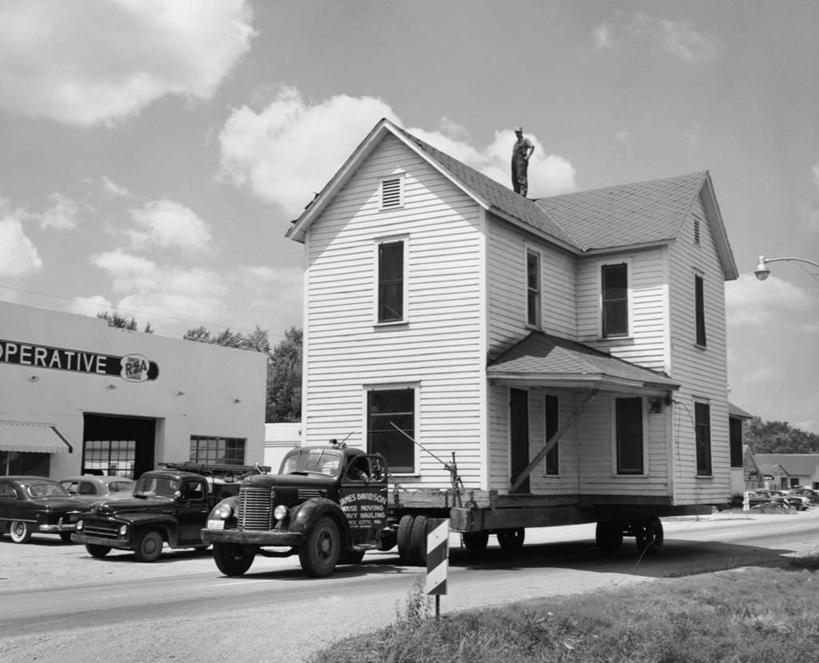 一个人,横图,黑白,室外,白天,窗户,卡车,路,路灯,汽车,阴影,朦胧,模糊,文字,屋顶,云,车,天空,交通工具,运输,摄影,英文字母,搬家,幽默,便利,住房,载具,房地产,大写字母,门廊