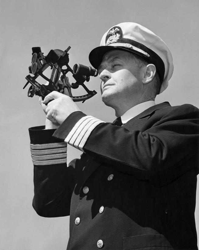 西方人,成年人,中年人,老年人,一个人,水手,竖图,黑白,室外,白天,仰视,旅途,船,帽子,欧洲,欧洲人,仅一个男性,阴影,正装,天空,职业,思考,运输,角度,摄影,指导,控制,舵,准确,六分仪,水手帽,船长,老年男性,男人,中年男性,白种人,半身,低角度拍摄