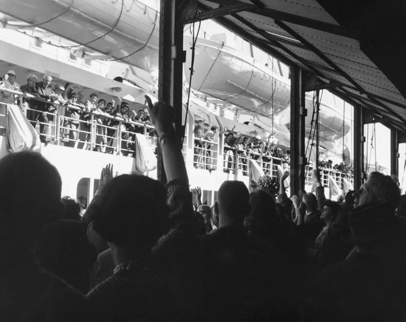 脸,头,脸颊,肩,关节,人群,横图,黑白,室外,白天,仰视,度假,旅途,海洋,水,船,乘客,停靠,许多人,挥手,肩膀,邮轮,波浪,一群人,运输,人体,角度,摄影,巨大,庞大,生活方式,停泊,群众,宏大,硕大,伟大,救生艇,头部,脸部,脸蛋,面部,低角度拍摄,旅行,海港