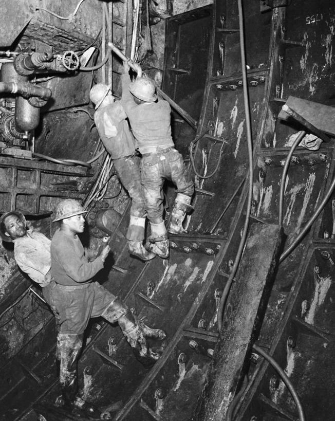 成年人,四个人,人群,建筑工人,竖图,黑白,室外,团队,建筑业,纽约,美国,朦胧,模糊,隧道,金属,公共交通,背面,安全帽,建筑工地,职业,工业,摄影,上升,金属丝,北美,合伙,纽约州