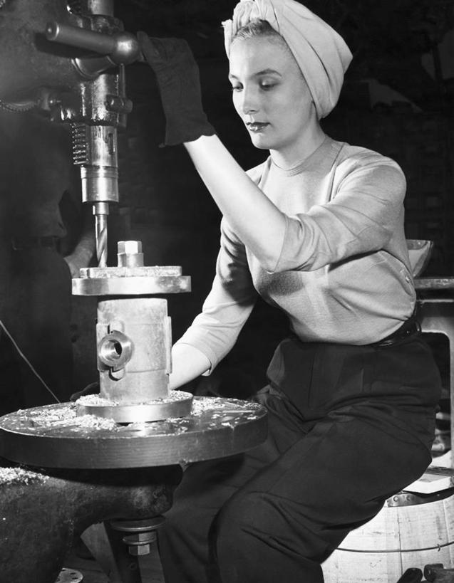 西方人,成年人,一个人,坐,竖图,黑白,室内,工作服,制服,安全,欧洲,欧洲人,仅一个年轻女性,仅一个女性,仅一个人,头饰,防护,古典,注视,休闲装,设备,物品,工人,手套,观察,看,职业,工业,摄影,观看,保护,制造,察看,专心,操作,关注,保险,防护服,保全,周全,安稳,安定,防护手套,工作制服,铣床,平安,年轻女性,女人,女性,白种人,年轻人,员工,工作套服,匠人,劳动者,体力工,官位,官职,职位