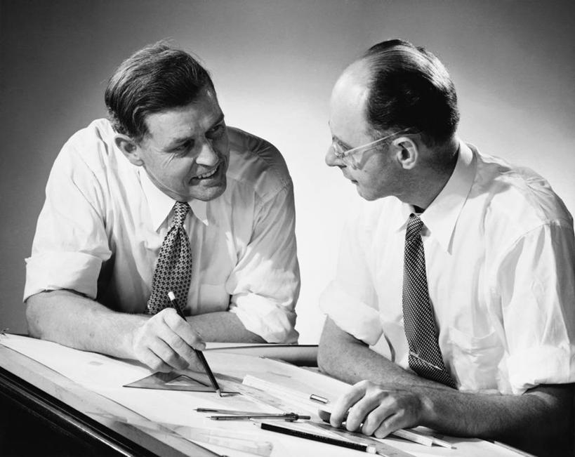 西方人,成年人,中年人,老年人,两个人,建筑师,坐,微笑,横图,黑白,室内,讨论,幸福,团队,桌子,欧洲,欧洲人,正装,眼镜,领带,铅笔,圆规,职业,面对面,摄影,蓝图,技能,老年男性,男人,白种人,说话,半身