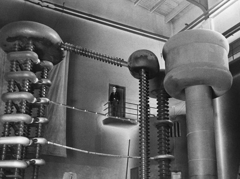 成年人,一个人,科学家,栏杆,横图,黑白,室内,仰视,技术,英国,欧洲,仅一个男性,学习,正装,研究,科学,实验室,教育,设备,英格兰,物品,表,角度,摄影,知识,西欧,大不列颠,大不列颠及北爱尔兰联合王国,大不列颠及爱尔兰联合王国,剑桥,剑桥大学,剑桥郡,进展,康桥,机件,团结,男人,低角度拍摄,大学,大不列颠王国,大英帝国,联合王国,日不落帝国,好奇心