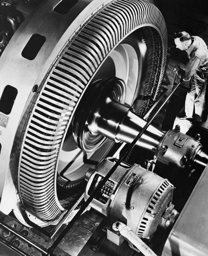 一个人,竖图,俯视,黑白,室内,朦胧,模糊,发电机,工人,职业,发电站,工业,摄影,能源,电,员工,高角度拍摄,匠人,劳动者,体力工