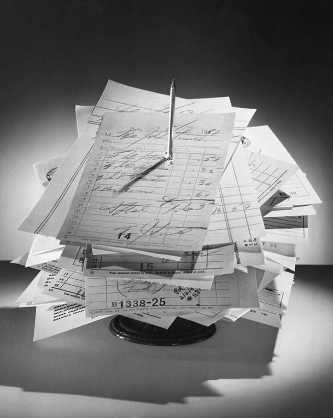 无人,竖图,黑白,室内,特写,商务,消费,阴影,堆叠,金属,数字,文字,纸,金融,摄影,组织,企业,公司,文档,信函,收据