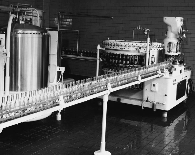 无人,工厂,横图,黑白,室内,重复,生产线,一排,许多,整齐,很多,饮食,排列,瓶子,冷饮,工业,摄影,制造,传送带,队列,食品加工厂,一致,玻璃杯