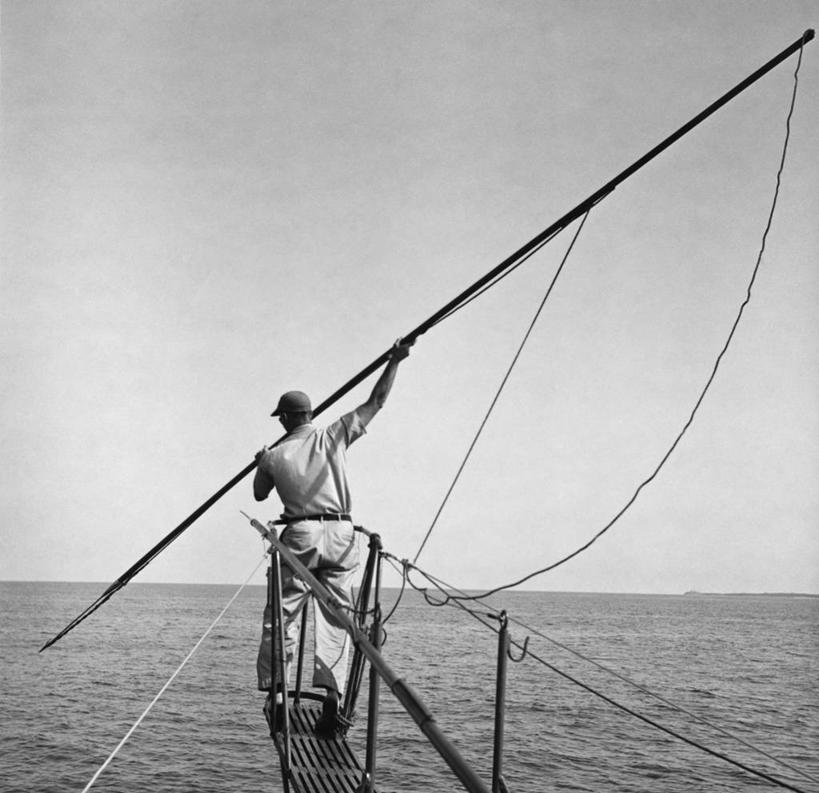 一个人,横图,黑白,室外,白天,渔业,海洋,水,朦胧,模糊,水平线,背面,职业,鸭舌帽,工业,摄影,鱼叉,专心,瞄准,等,机敏,钓鱼