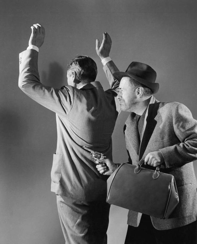 西方人,成年人,中年人,老年人,两个人,举,竖图,黑白,室外,白天,侧面,帽子,欧洲,欧洲人,指,套装,正装,包,注视,指点,外套,背面,观察,看,托,武器,斜视,人体,摄影,手枪,观看,犯罪,察看,指向,暴力,威胁,鄙视,关注,瞄准,投降,藐视,讽刺,蔑视,嘲笑,盗贼,偷盗,老年男性,男人,中年男性,白种人,手臂,举起,举手,举着,向上举,向上伸,向上托,半身,法律