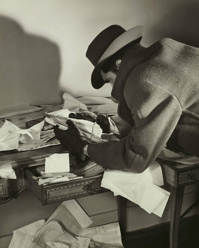 西方人,成年人,一个人,伙伴,朋友,办公室,竖图,室内,友谊,风险,合作,团队,帽子,抽屉,欧洲,欧洲人,仅一个男性,弯腰,阴影,朦胧,模糊,纸,图像,休闲装,外套,衣领,背面,手套,打开,战略,摄影,犯罪,开启,文档,间谍,盗窃,偷窃,搜寻,联合,合谋,小偷,窃贼,盗贼,贼,偷盗,配合,协作,男人,白种人,半身,彩图,法律,入室盗窃