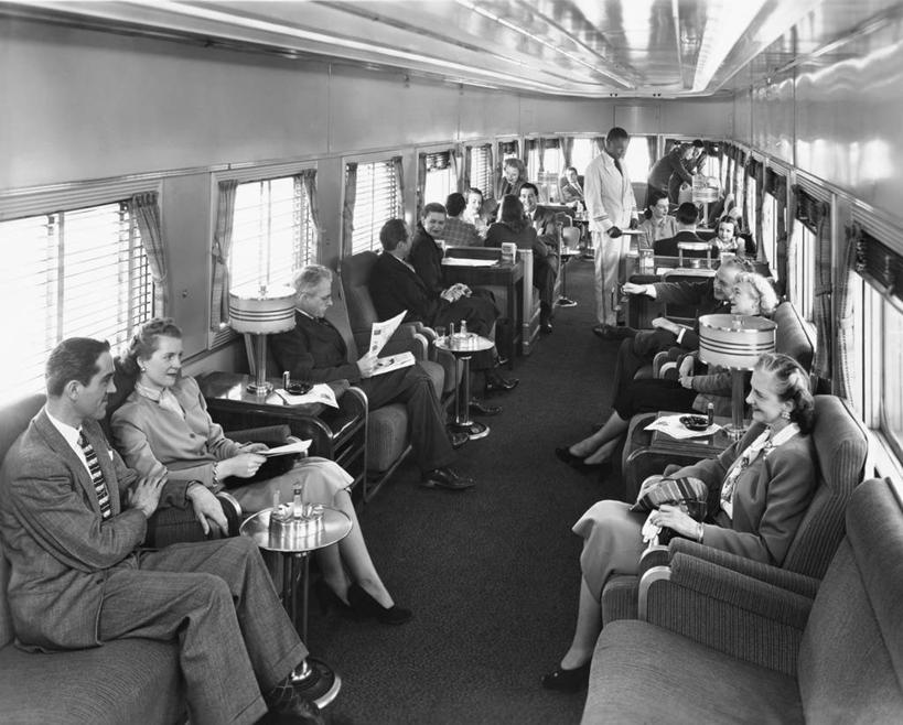 成年人,人群,坐,横图,黑白,室外,白天,旅途,窗户,火车,报纸,正装,公共交通,许多人,二郎腿,一群人,读书,运输,摄影,车座,男人,女人,旅行