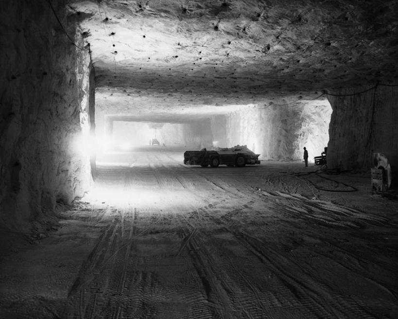 一个人,横图,黑白,室内,采矿业,美国,朦胧,模糊,工业,摄影,电灯,矿产,北美,矿物,德克萨斯