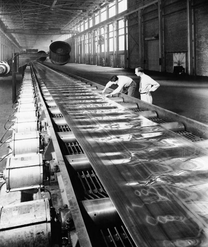 两个人,工厂,竖图,黑白,室内,生产线,检查,金属,职业,工业,摄影,巨大,庞大,金属板,传送带,铝,磨坊,宏大,硕大,伟大,男性,官位,官职,职位,工业机械