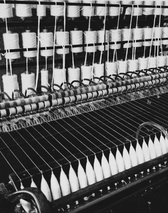 无人,工厂,竖图,黑白,室内,特写,生产线,纺织品,一排,许多,整齐,线,很多,设备,物品,排列,一个,工业,摄影,巨大,庞大,单个,缝纫,复杂,制造,纤维,纺织厂,效率,队列,线轴,磨坊,宏大,硕大,伟大,纺织工业,工业机械