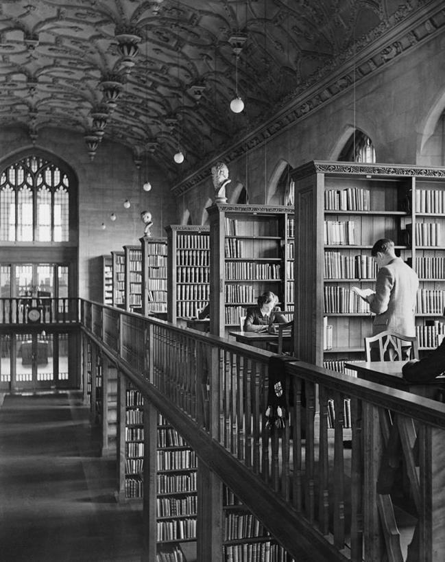 两个人,图书馆,栏杆,竖图,黑白,室内,书架,英国,欧洲,朦胧,模糊,教育,英格兰,背面,读书,摄影,电灯,布里斯托大学,大学生,书,大学