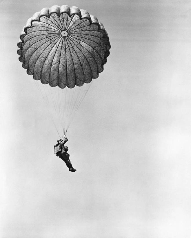 一个人,竖图,黑白,室外,白天,仰视,降落伞,士兵,朦胧,模糊,军事,半空,着陆,天空,战争,角度,摄影,保护,登陆,安逸,载具,下降,降落,进攻,航空工具,减速器,伞兵,低角度拍摄