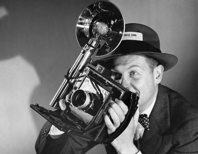 西方人,成年人,中年人,老年人,脸,头,脸颊,一个人,摄影师,横图,黑白,室内,特写,通讯,技术,帽子,欧洲,欧洲人,仅一个男性,阴影,套装,正装,古典,肩膀,拍照,摄影,老年男性,中年男性,白种人,头部,脸部,脸蛋,面部,新闻记者,传媒