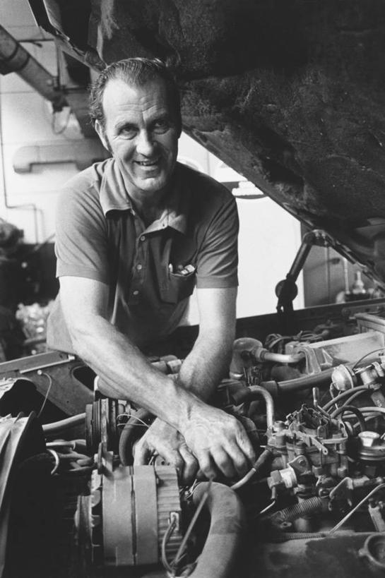 西方人,成年人,中年人,老年人,一个人,微笑,竖图,黑白,室内,车间,汽车,欧洲,欧洲人,仅一个男性,仅一个人,仅一个中年男性,休闲装,车,工人,交通工具,职业,发动机,服务,运输,摄影,修理,载具,技能,老年男性,男人,男性,中年男性,白种人,员工,半身,机械工人,匠人,劳动者,体力工