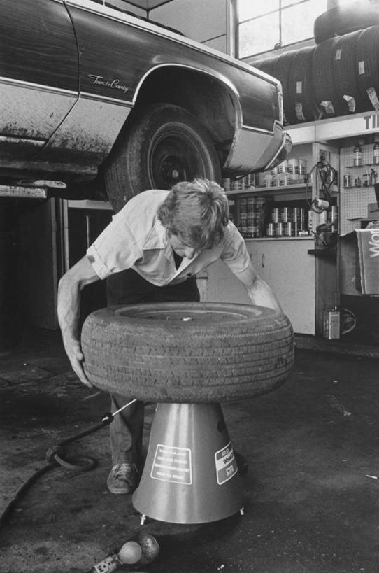 西方人,成年人,一个人,竖图,黑白,室外,白天,车间,汽车,欧洲,欧洲人,仅一个男性,仅一个人,弯腰,车,工人,仅一个年轻男性,轮胎,交通工具,职业,服务,转,运输,摄影,修理,载具,调整,男人,男性,年轻男性,白种人,年轻人,员工,机械工人,匠人,劳动者,体力工