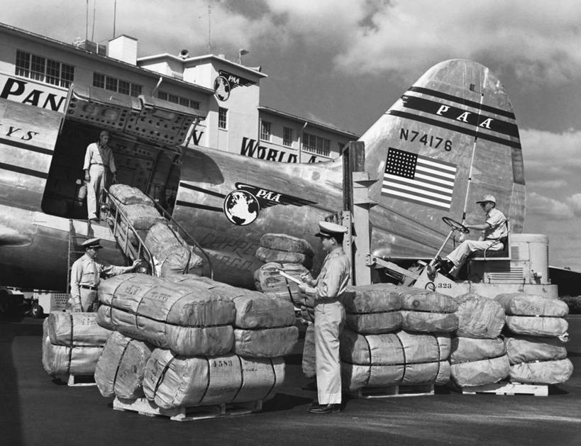 四个人,地勤人员,坐,横图,黑白,室外,白天,制服,团队,飞机,检查,集装箱,货柜,捆,天空,容器,箱子,运输,摄影,英文字母,写字板,飞行器,装货,物流,货机,大写字母,男性